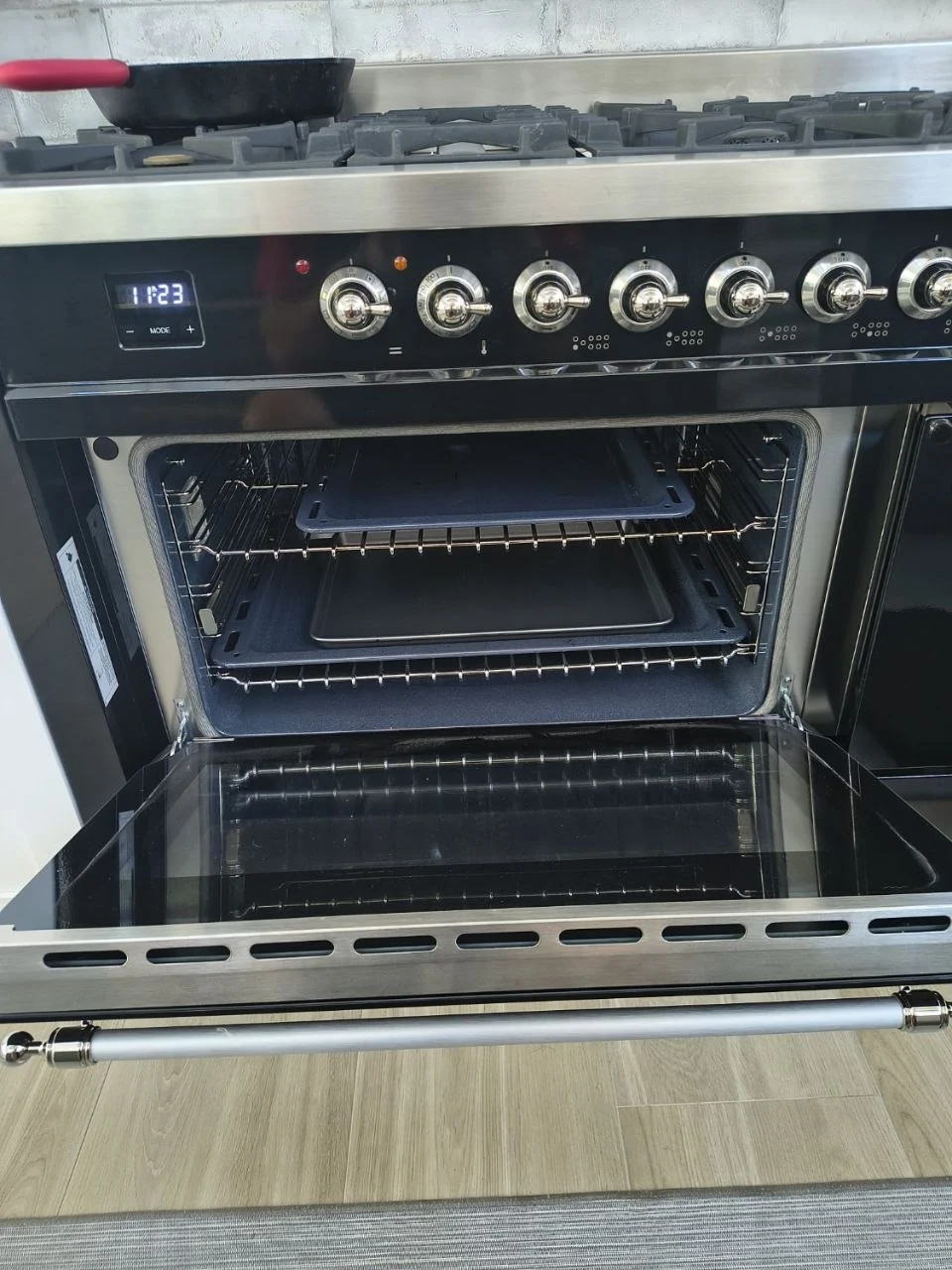Premium oven opened for Appliance Help diagnostics